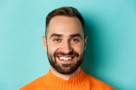 160147674 imagem de cabeça do homem caucasiano bonito com barba sorrindo feliz na câmera de pé no suéter