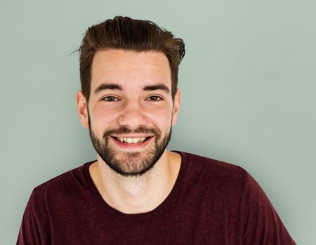 75418054 homem adulto nutural confident portrait concept